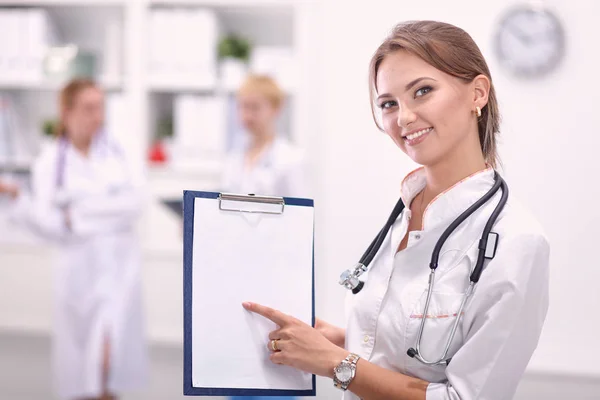 Portret kobiety lekarza stojącej w szpitalu — Zdjęcie stockowe