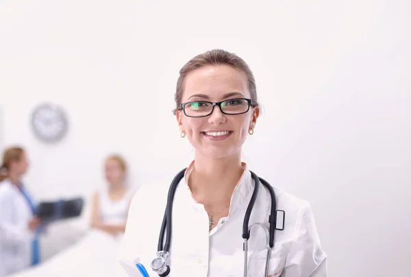 Retrato de mulher médico em pé no hospital — Fotografia de Stock