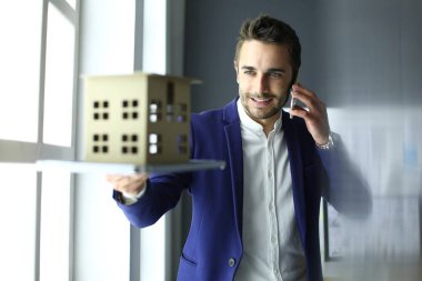 Ev minyatür Office el ayakta tutan işadamı.