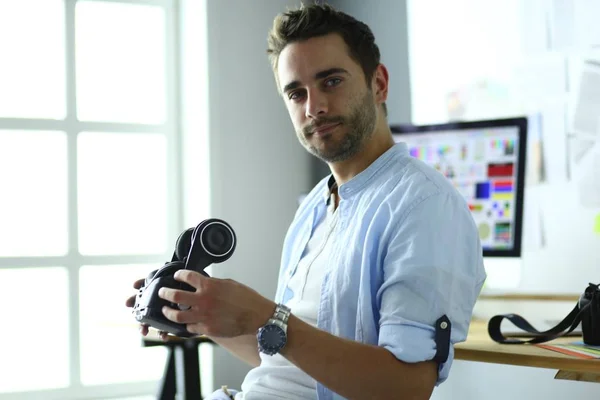 Young male software programmer testing a new app with 3d virtual reality glasses in office. — Stock Photo, Image