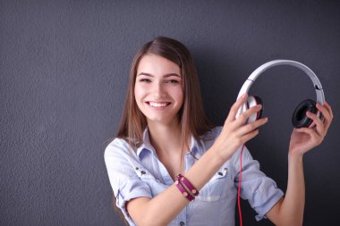 Katta oturan ve müzik dinleme genç mutlu kız