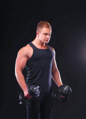 yakışıklı kaslı adam dumbell ile çalışma dışarı