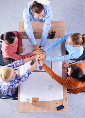 İş adamları toplantıda, ofiste oturup tartışıyorlar.