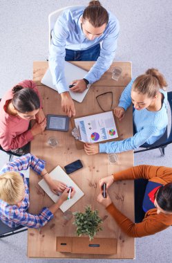 İş adamları toplantıda, ofiste oturup tartışıyorlar.