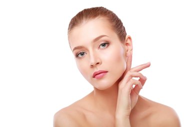 Beyaz arka planda güzel bir kadının portresi