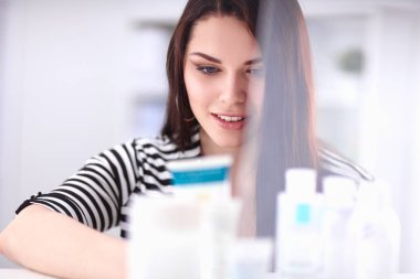 dükkanda duran güzel genç kadın portresi