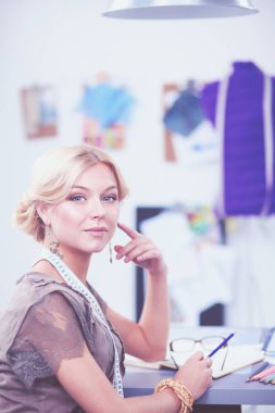Stüdyoda çalışan genç kadın moda tasarımcısı..