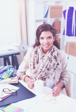 Stüdyoda çalışan genç kadın moda tasarımcısı..