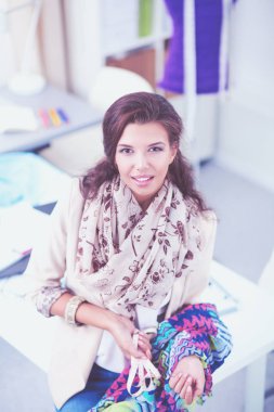 Stüdyoda çalışan genç kadın moda tasarımcısı..