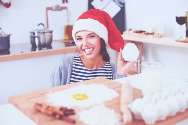 Kadın mutfakta Noel kurabiyesi yapıyor.