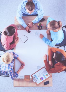 İş adamları toplantıda, ofiste oturup tartışıyorlar.
