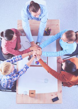 İş adamları toplantıda, ofiste oturup tartışıyorlar.