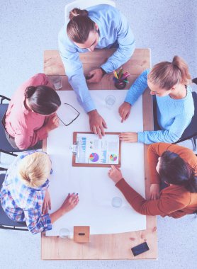 İş adamları toplantıda, ofiste oturup tartışıyorlar.