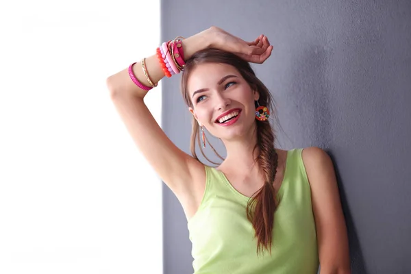 Retrato Una Joven Sonriente Sobre Fondo Pared Gris —  Fotos de Stock