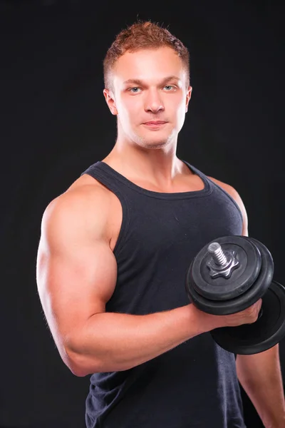 Yakışıklı kaslı adam dumbell ile çalışma dışarı — Stok fotoğraf