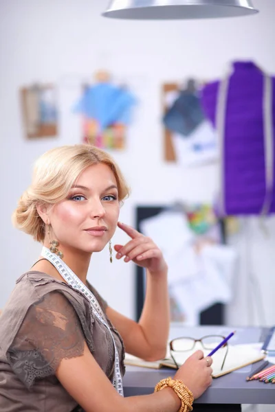 Ung kvinna modedesigner som arbetar på studio. — Stockfoto