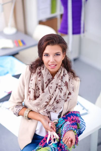 Mujer joven diseñadora de moda trabajando en el estudio. —  Fotos de Stock