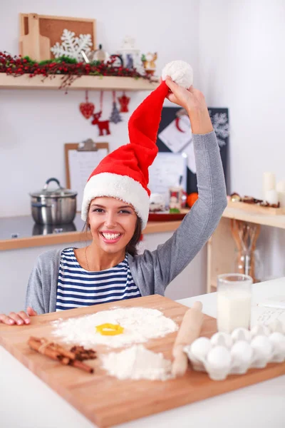 キッチンでクリスマスクッキーを作る女性 — ストック写真
