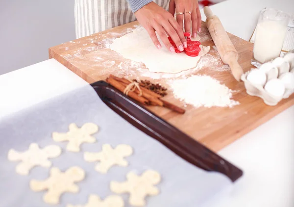 Woman making christmas cookies in the kitchen — Stock Photo, Image