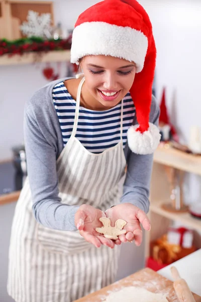 Kadın mutfakta Noel kurabiyesi yapıyor. — Stok fotoğraf