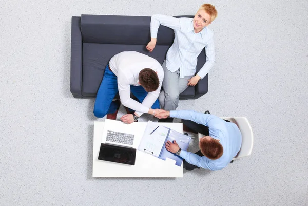 Geschäftsleute sitzen und diskutieren bei Besprechungen, im Büro — Stockfoto