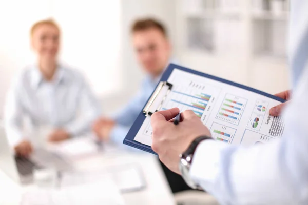 Geschäftsleute sitzen und diskutieren bei Besprechungen, im Büro — Stockfoto