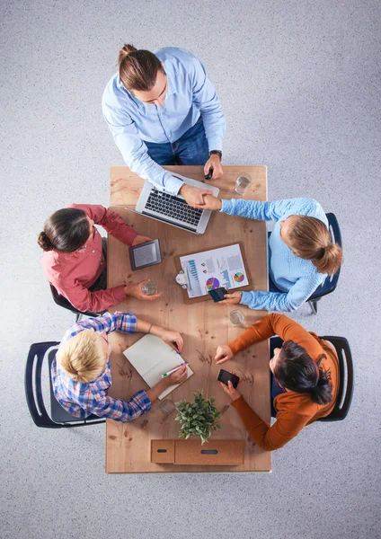 Geschäftsleute sitzen und diskutieren bei Besprechungen, im Büro — Stockfoto