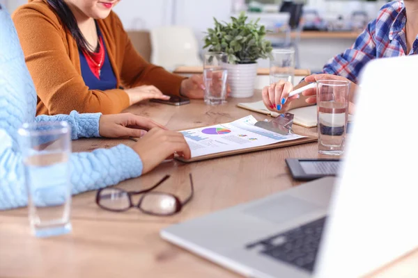 Gente de negocios sentada y discutiendo en la reunión, en la oficina — Foto de Stock