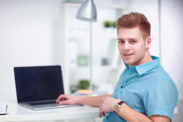 Young businessman working in office, sitting at desk — Stock Photo, Image