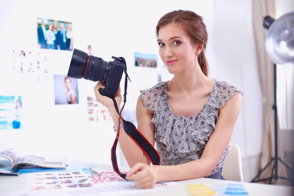 Portrait of a young beautiful photographer woman near table — Stock Photo, Image