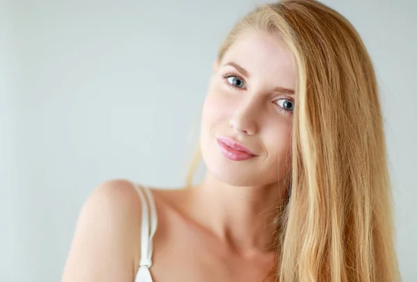 Retrato de mujer hermosa aislada sobre fondo gris —  Fotos de Stock