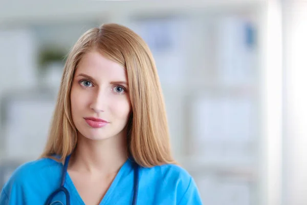 Retrato de doctora con estetoscopio en el pasillo del hospital —  Fotos de Stock