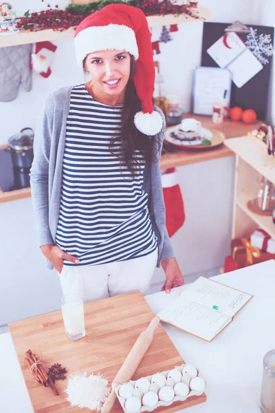 Woman making christmas cookies in the kitchen — Stock Photo, Image