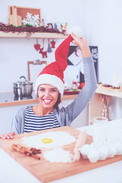 Frau backt Weihnachtskekse in der Küche — Stockfoto