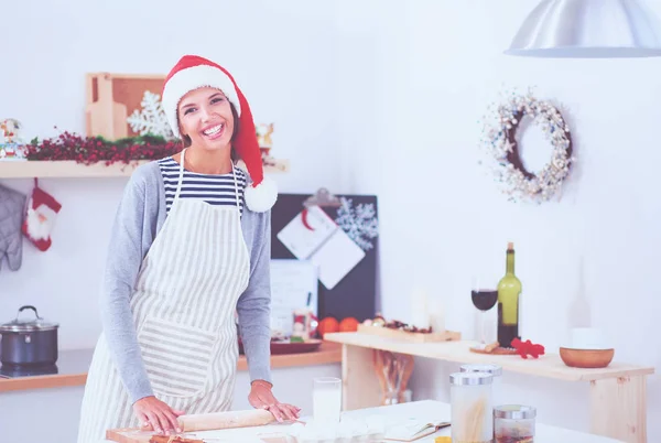 Donna che fa biscotti di Natale in cucina — Foto Stock