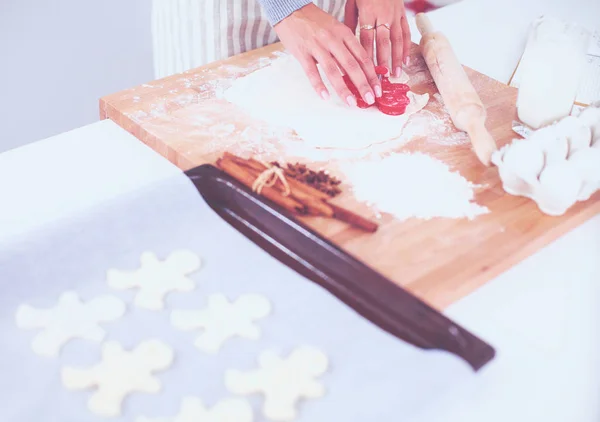 Woman making christmas cookies in the kitchen — Stock Photo, Image