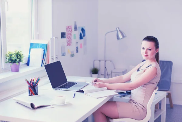 Bella donna d'affari che lavora alla sua scrivania con auricolari e laptop — Foto Stock