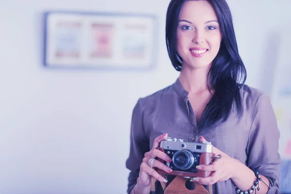 Retrato de una joven sonriente con cámara sentada en un apartamento tipo loft —  Fotos de Stock