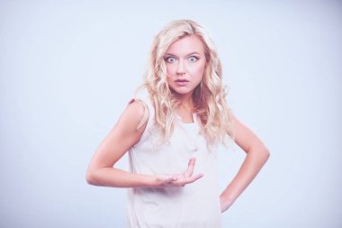 Beyaz arka planda izole edilmiş güzel bir kadının portresi.