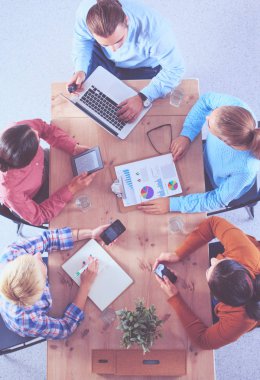 İş adamları toplantıda, ofiste oturup tartışıyorlar.