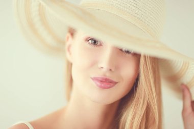 Retrato de la hermosa modelo con sombrero, aislado sobre fondo blanco