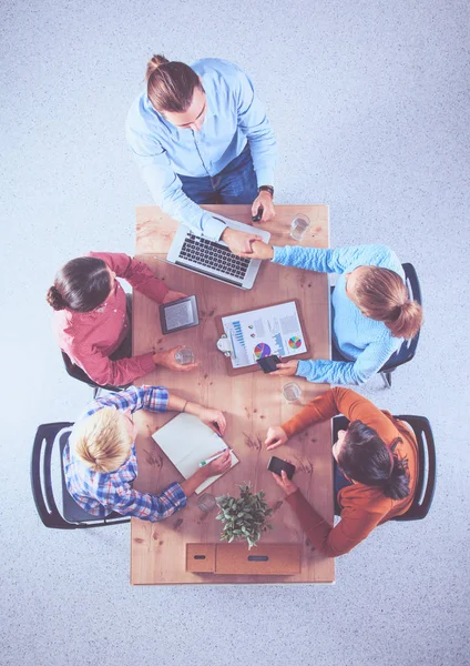 Gente de negocios sentada y discutiendo en la reunión, en la oficina — Foto de Stock