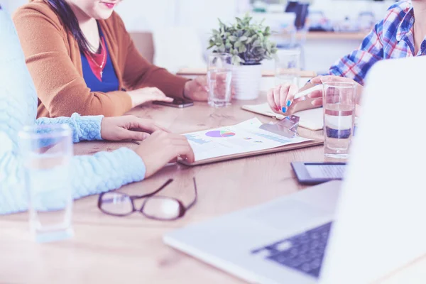 Gente de negocios sentada y discutiendo en la reunión, en la oficina — Foto de Stock