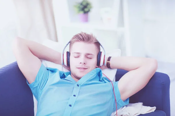 Homem ouvindo música com fones de ouvido em casa — Fotografia de Stock