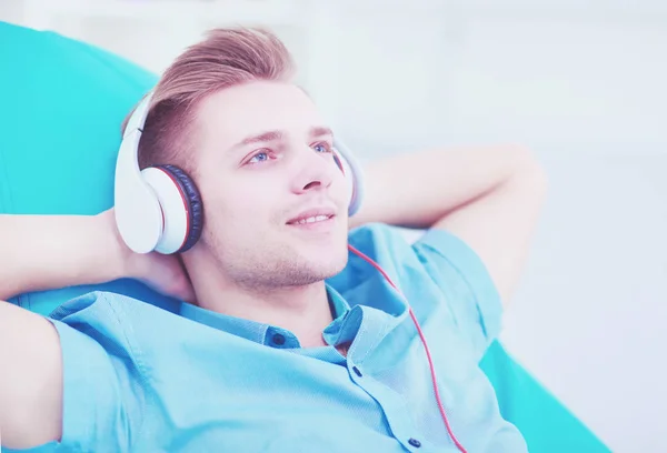 Man luisteren muziek met koptelefoon thuis — Stockfoto