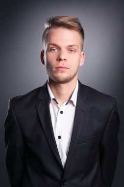 Ayakta, gri arka plan üzerinde izole delikanlı. Genç erkekler