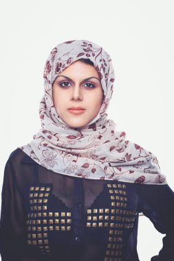 Kızıl bir eşarp takan Asyalı genç bir kadın portresi. Genç Asyalı kadın.