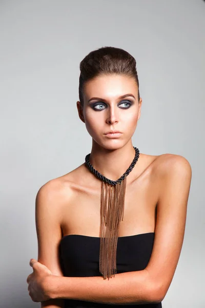 Retrato de una hermosa mujer con collar, aislado sobre fondo blanco. Retrato de una mujer hermosa. —  Fotos de Stock