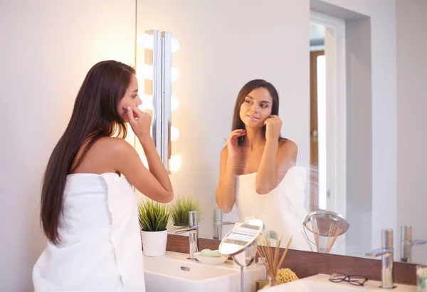 Attractive young woman applying cream on her Face — Stock Photo, Image