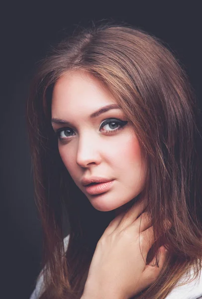 Retrato de uma mulher bonita, isolada sobre fundo preto. Retrato de uma mulher bonita — Fotografia de Stock